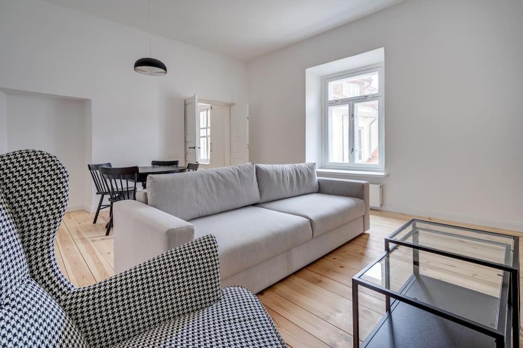 Spacious 2-Bedroom Flat In Old Town By Urban Rent Vilnius Ngoại thất bức ảnh