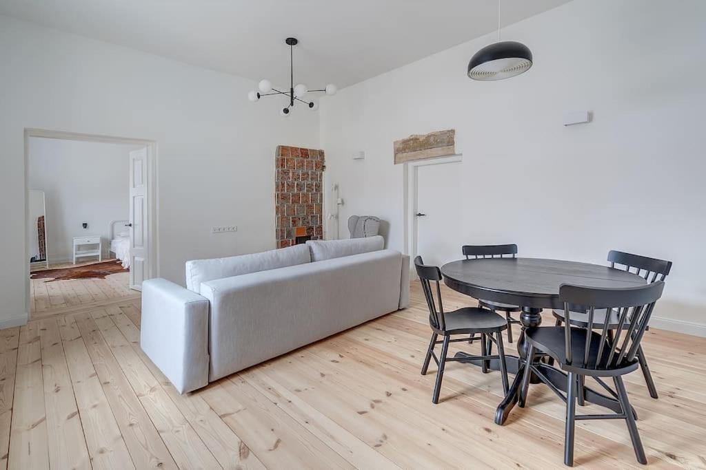 Spacious 2-Bedroom Flat In Old Town By Urban Rent Vilnius Ngoại thất bức ảnh