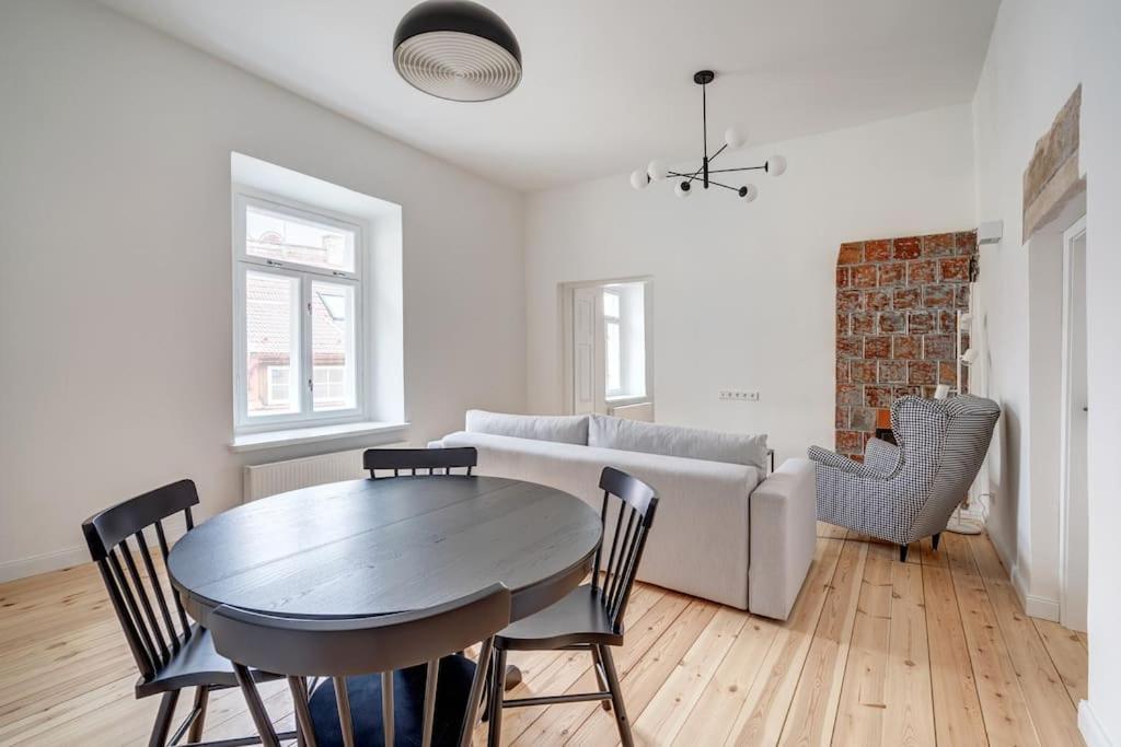 Spacious 2-Bedroom Flat In Old Town By Urban Rent Vilnius Ngoại thất bức ảnh